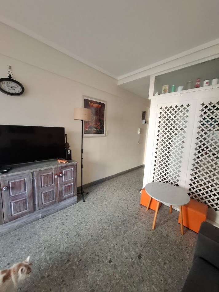 Departamento 2 ambientes a la calle con balcon saliente. Centro