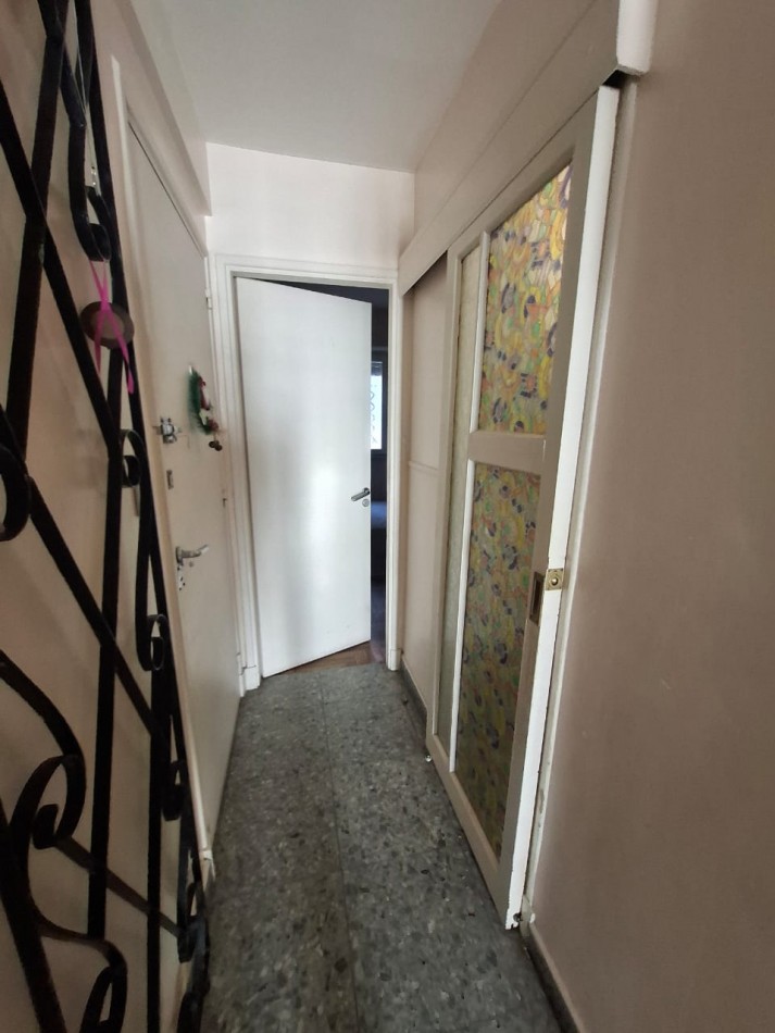 Departamento 2 ambientes a la calle con balcon saliente. Centro