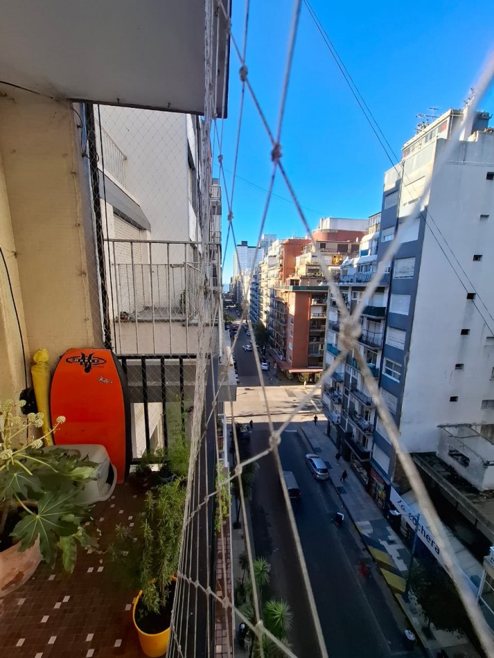 Departamento 2 ambientes a la calle con balcon saliente. Centro