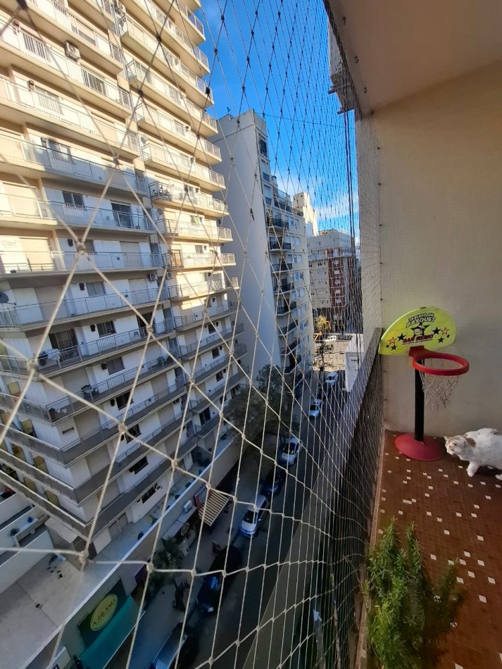 Departamento 2 ambientes a la calle con balcon saliente. Centro
