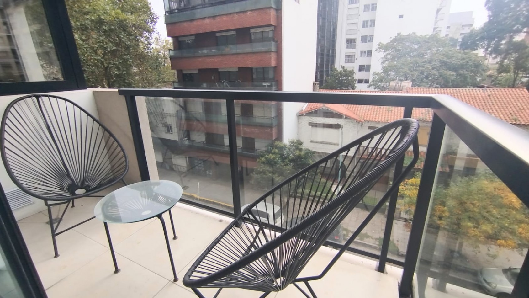 Departamento en semipiso de tres ambientes a la calle con balcon saliente. Macrocentro