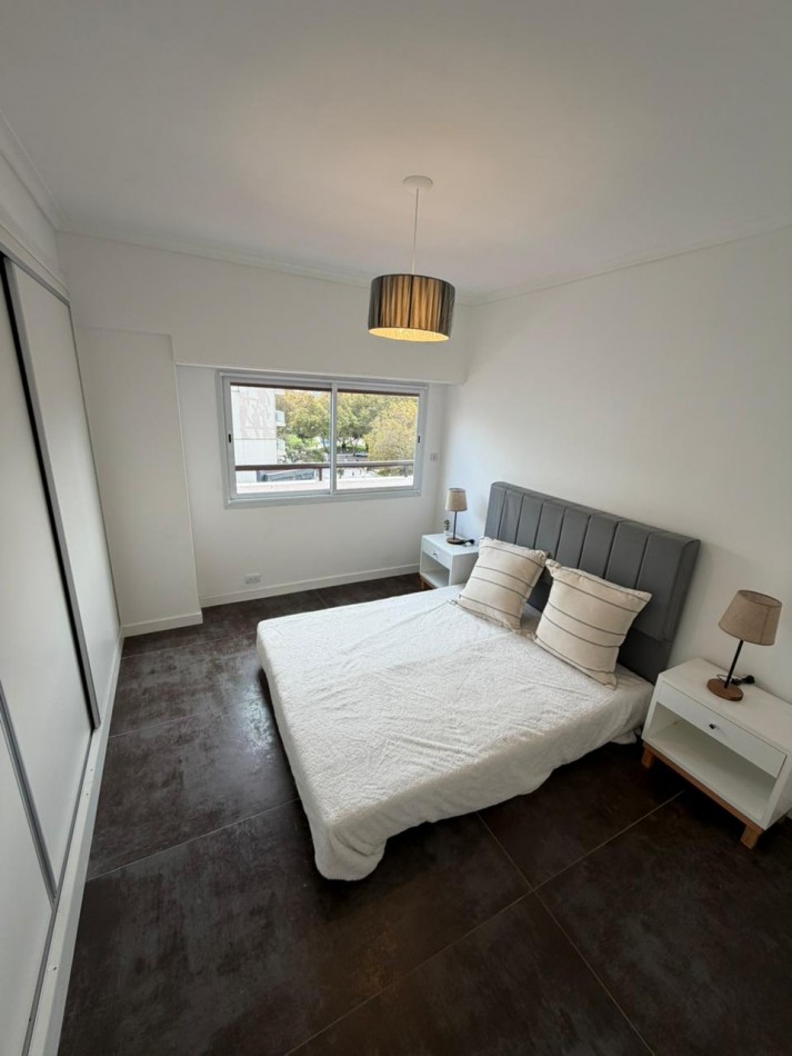 Departamento de cuatro ambientes a la calle con balcon terraza y cochera. Reciclado y amoblado. Zona: Centro