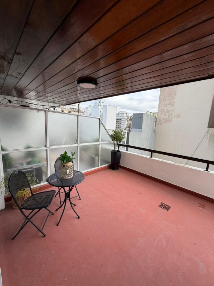 Departamento de cuatro ambientes a la calle con balcon terraza y cochera. Reciclado y amoblado. Zona: Centro