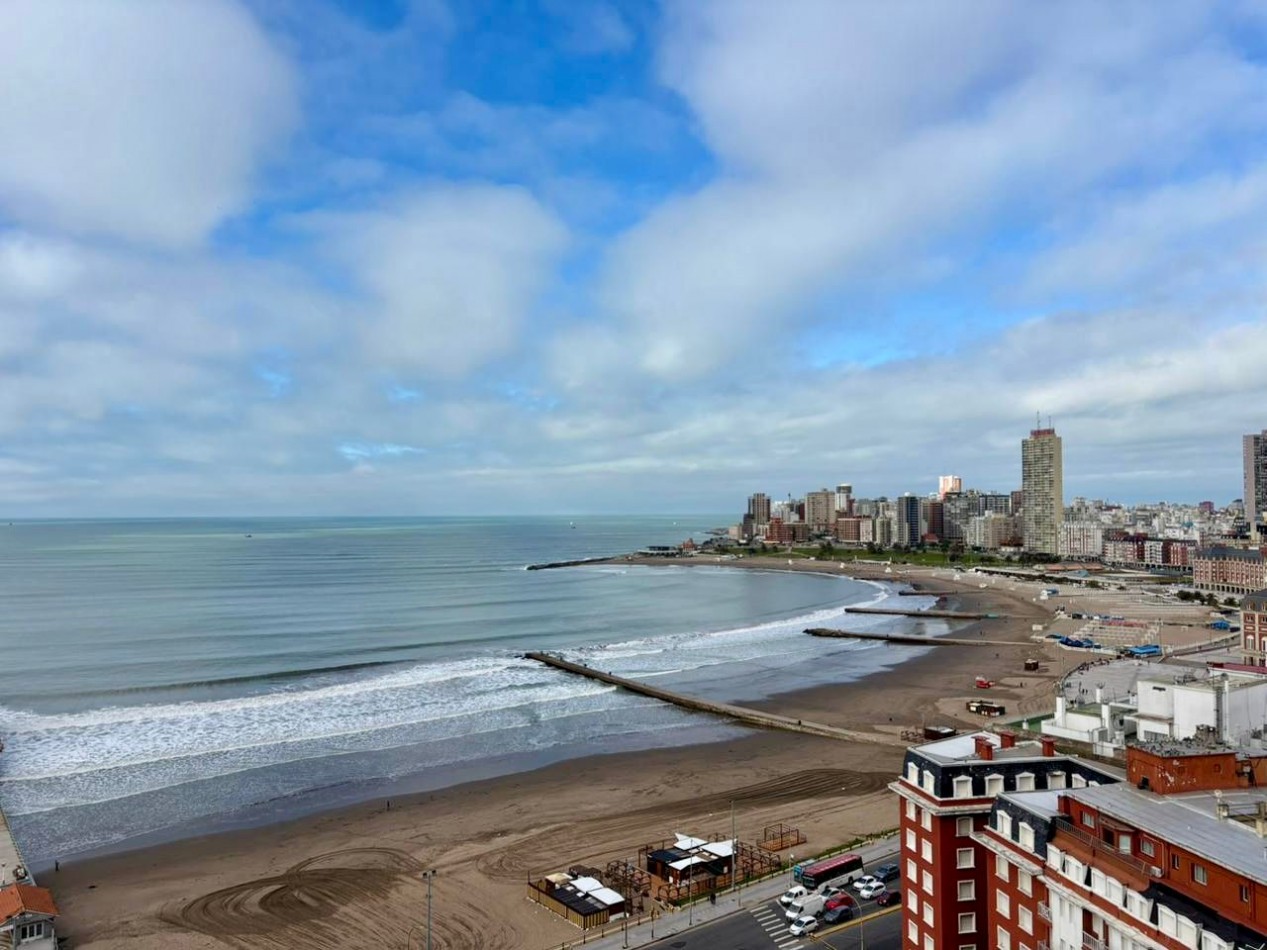 DEPARTAMENTO UN AMBIENTE CON VISTA PANORAMICA AL MAR. RECICLADO Y AMOBLADO. 