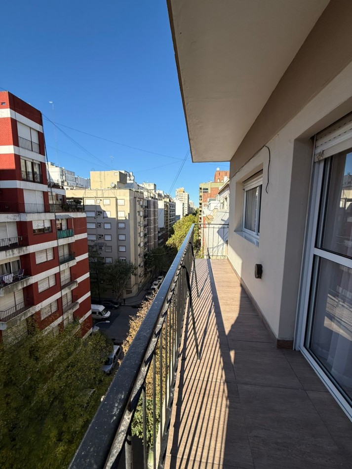 Departamentp tres ambientes a la calle con balcon corrido. Reciclado y amoblado.