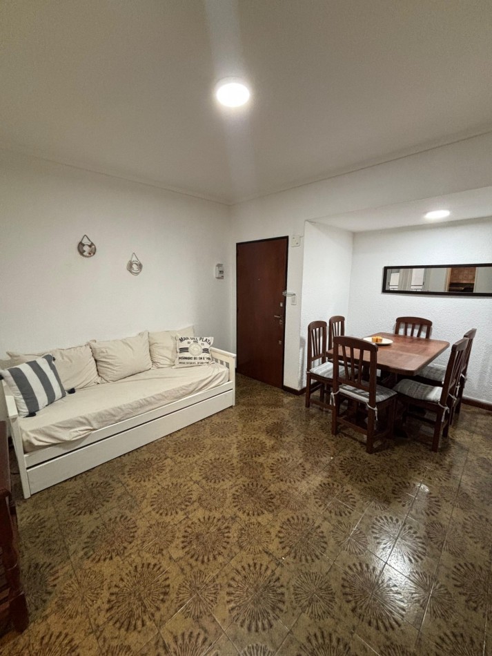 Departamento dos ambientes con cochera.Muy buen estado original. Zona: Aldrey