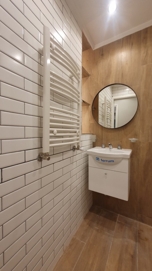 DEPARTAMENTO TRES AMBIENTES CON PATIO. RECICLADO. ZONA: PLAZA COLON