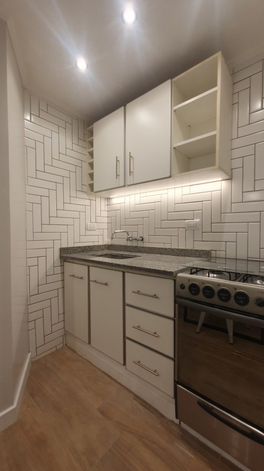 DEPARTAMENTO TRES AMBIENTES CON PATIO. RECICLADO. ZONA: PLAZA COLON
