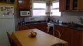 Chalet 5 ambientes, desarrollada en dos plantas, emplzado en dos lotes, gran parque, garage, quincho independiente con dormitorio. Muy buena. Miramar