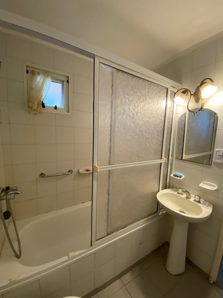 Chalet cuatro ambientes con parque y garage, desarrollado en planta baja. Bo Lomas de Golf
