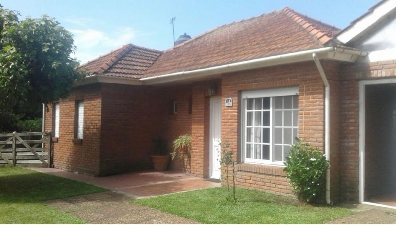 Chalet cuatro ambientes con parque y garage, desarrollado en planta baja. Bo Lomas de Golf