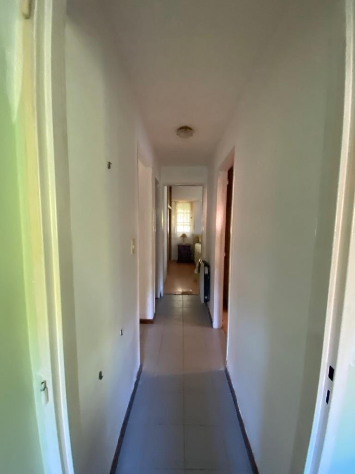 Chalet cuatro ambientes con parque y garage, desarrollado en planta baja. Bo Lomas de Golf