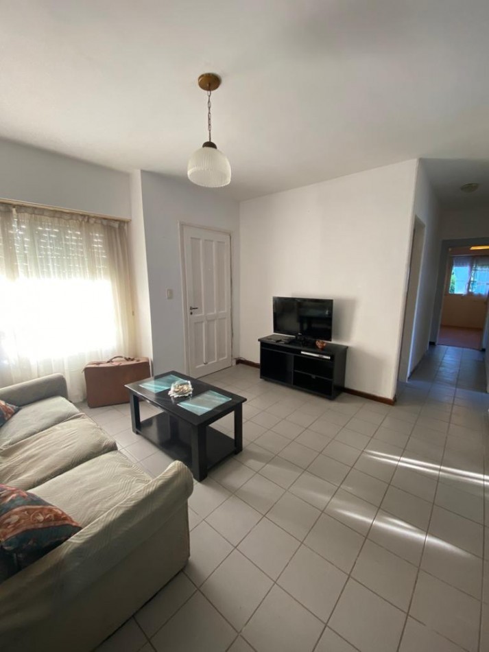 Chalet cuatro ambientes con parque y garage, desarrollado en planta baja. Bo Lomas de Golf