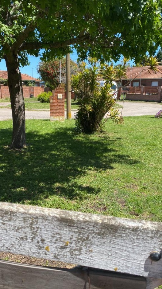 Chalet cuatro ambientes con parque y garage, desarrollado en planta baja. Bo Lomas de Golf