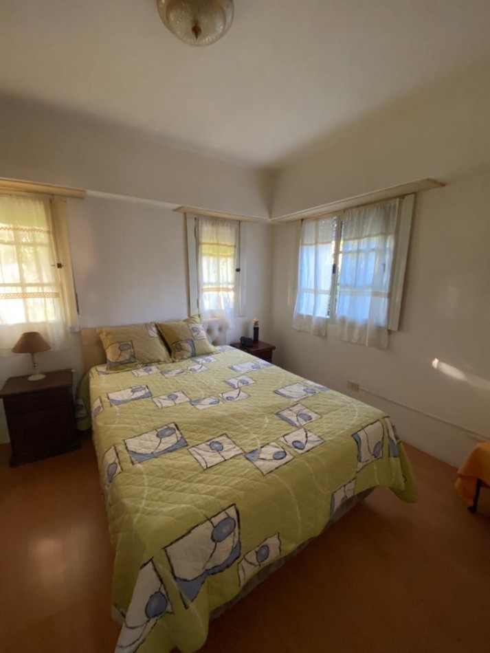 Chalet cuatro ambientes con parque y garage, desarrollado en planta baja. Bo Lomas de Golf