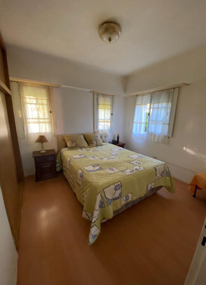Chalet cuatro ambientes con parque y garage, desarrollado en planta baja. Bo Lomas de Golf