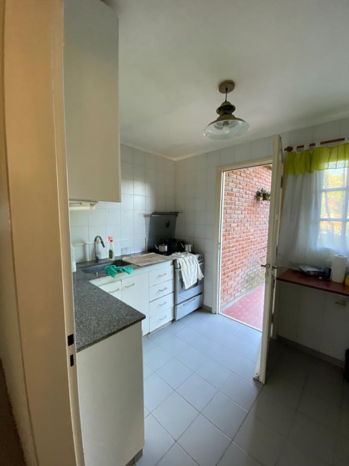 Chalet cuatro ambientes con parque y garage, desarrollado en planta baja. Bo Lomas de Golf