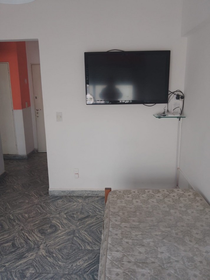 Departamento dos ambientes a la calle con balcon saliente. Recicaddo. Centro