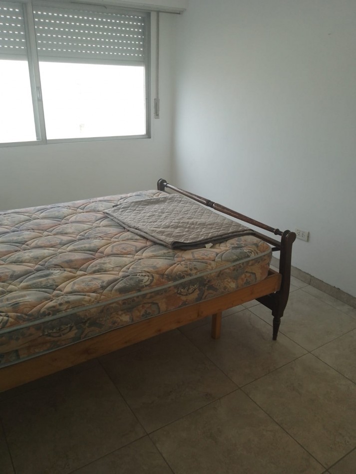 Departamento dos ambientes a la calle con balcon saliente. Recicaddo. Centro