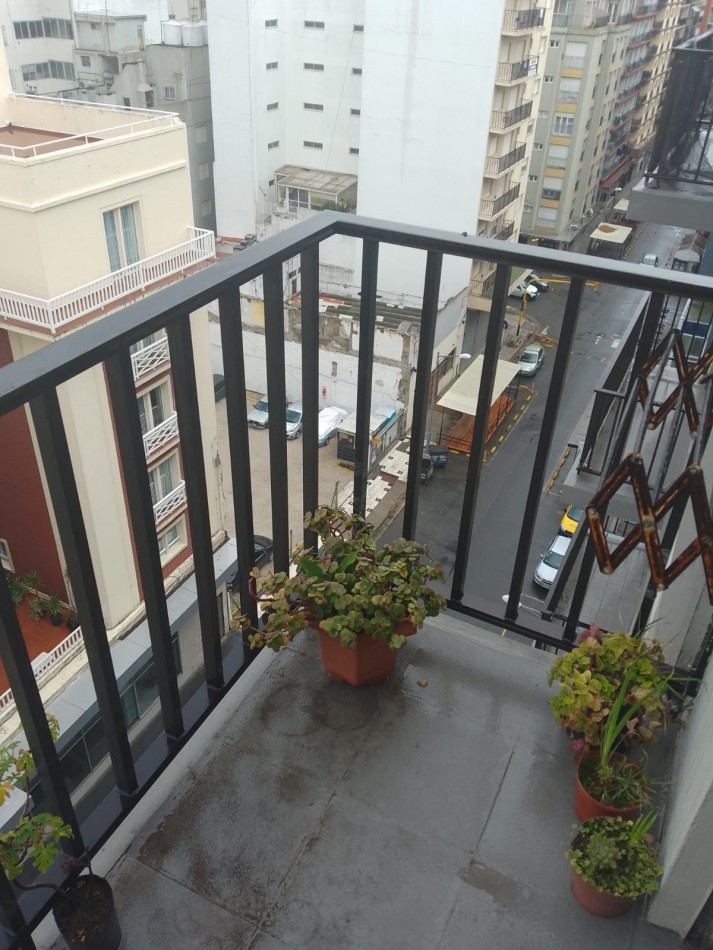 Departamento dos ambientes a la calle con balcon saliente. Recicaddo. Centro