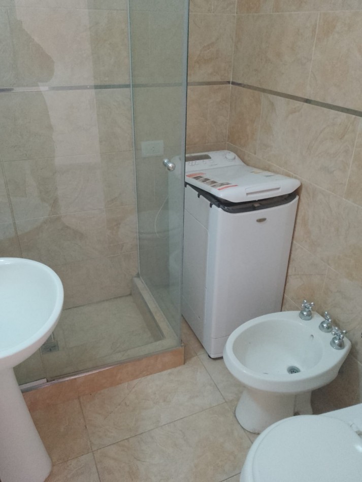 Departamento dos ambientes a la calle con balcon saliente. Recicaddo. Centro
