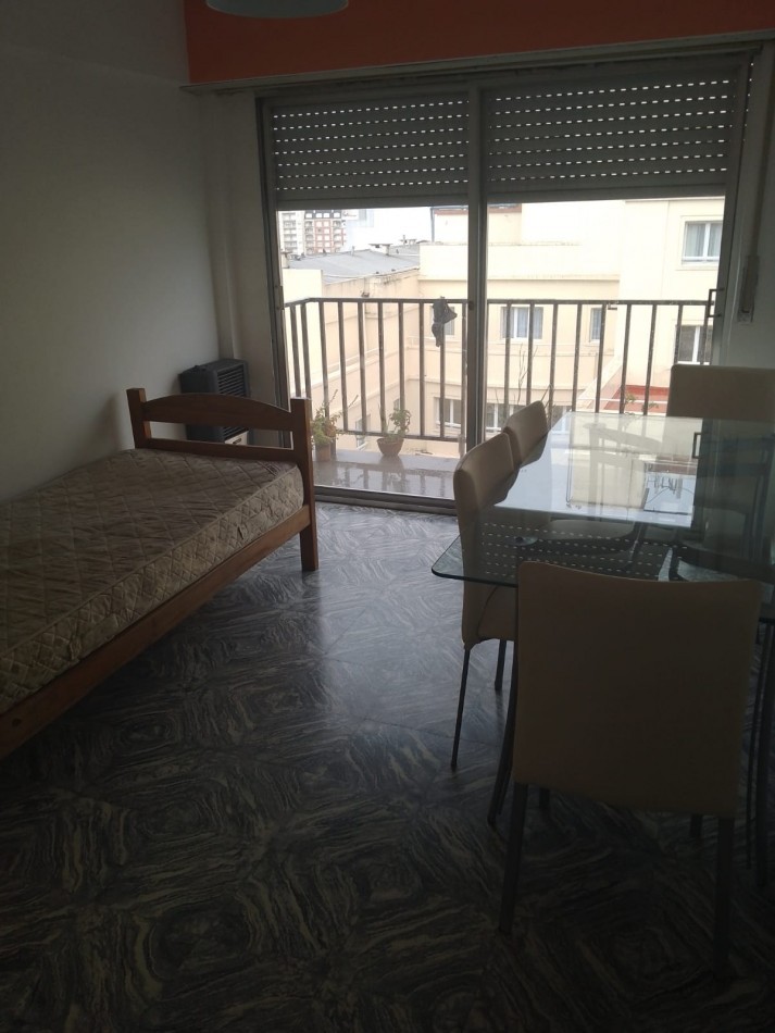 Departamento dos ambientes a la calle con balcon saliente. Recicaddo. Centro