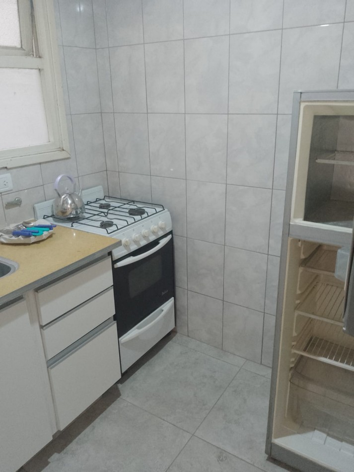 Departamento dos ambientes a la calle con balcon saliente. Recicaddo. Centro