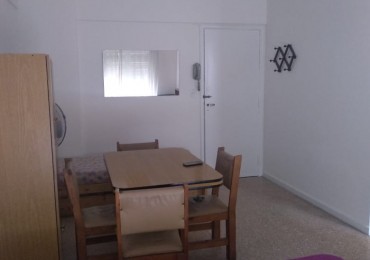 Departamento un ambiente a la calle con balcón francés