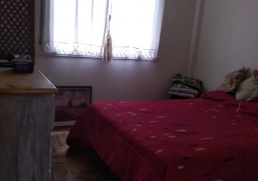 Departamento 2 ambientes a la calle con balcon saliente. Centro