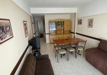 Departamento 2 ambientes a la calle con balcon saliente. Macrocentro