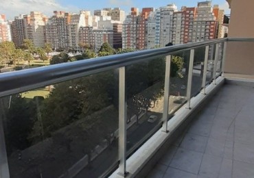 DEPARTAMENTO 2 AMBIENTES AL FRENTE CON BALCON ATERRAZADO CORRIDO CON VISTA PLENA AL MAR Y A LA PLAZA COLON, POSEE COCHERA FIJA CUBIERTA