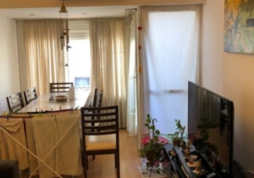 Departamento tres ambientes con dependencia a la calle con balcon saliente. Zona centro
