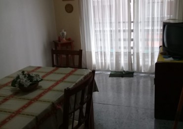 DEPARTAMENTO TRES AMBIENTES CON NDEPENDENCIA A LA CALLE CON BALCON SALIENTE. ZONA CENTRO