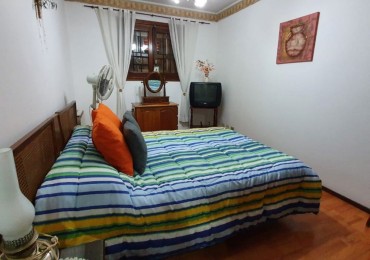 Chalet en P.H. 4 ambientes al frente, totalmente independiente. con cochera. Impecable.