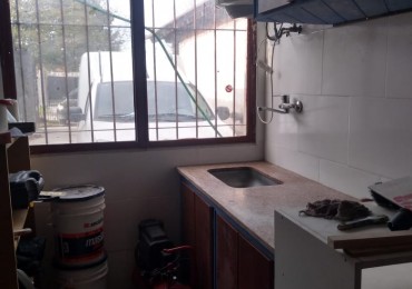 Propiedad en block. Chalet 4 ambientes+ departamento 2 ambientes + quincho/fabrica. Bo. Islas Malvinas