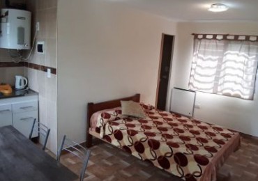Propiedad en block. Chalet de 5 ambientes+ dos dptos. de un ambiente. Bo. Colina Alegre