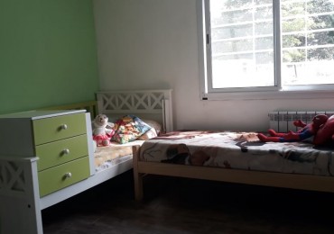 casa en lote propio de tres ambientes desarrollada en dos plantas.  Bo. Acantilados