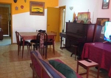 Chalet cuatro ambientes con garage y parque. Colina de Peralta Ramos