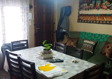 CHALET DE CUATRO AMBIENTES + DOS DEPARTAMENTOS DE DOS AMBIENTES C/U. VILLA LOURDES