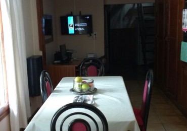 Chalet en lote propio de tres ambientes + altillo, parque y garage