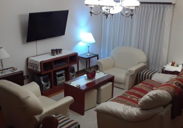 Chalet 5 ambientes, desarrollada en dos plantas, emplzado en dos lotes, gran parque, garage, quincho independiente con dormitorio. Muy buena. Miramar