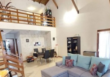 CHALET 5 AMBIENTES DESARROLLADA EN DOS PLANTAS, PARQUE Y GARAGE. MUY LINDA!!! LOS PINARES