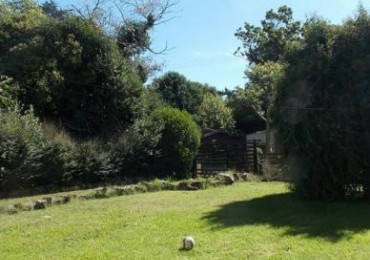 Casa de cuatro ambientes, desarrollada en dos plantas, gran parque y garage. Bo Colina Alegre