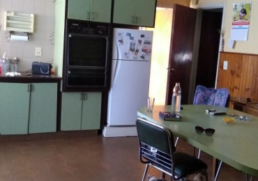 Chalet en lote propio de 5 ambientes, desarrollada en una planta con un altillo. Villa Primera