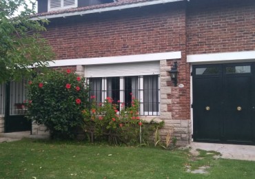 Chalet cuatro ambientes  en lote propio, desarrollada en dos plantas, parque y garage. San Carlos/Divino Rostro