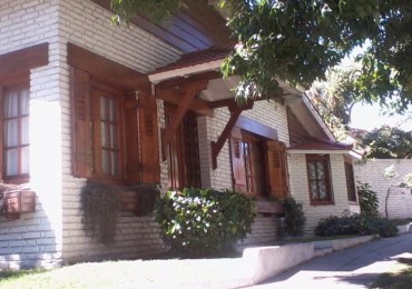 Chalet cuatro ambientes con dependencia, desarrollado en dos plantas, patio, jardin y garage. Chauvin