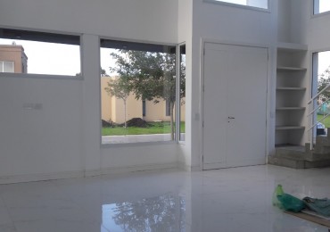 Chalet 4 ambientes desarrollado en dos plantas en Bo Privado "Arenas del Sur"