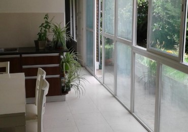 Chalet 4 ambientes desarrollda en una planta con parque y garage. Reciclada. Chauvin