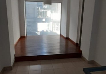 Local comercial a la calle , desarrollado en dos plantas con patio. 