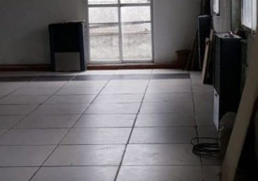 Local comercial con entre piso+ otro local chico+ vivienda a restaurar. Villa Primera